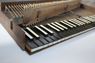 Schmahl (Ulm ca. 1770): Tafelklavier in Form einer liegenden Harfe