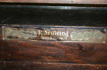 Pedalklavier R. Neufeind. Prägeschild Korpus vorne