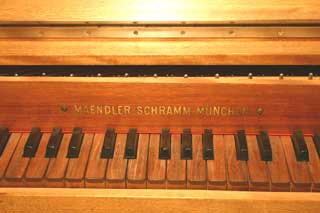 Tischspinett Maendler-Schramm, Vorsatzbrett mit Herstellerangabe Tischspinett Maendler-Schramm, Vorsatzbrett mit Herstellerangabe