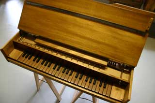 Tischspinett Maendler-Schramm, spielbereit Tischspinett Maendler-Schramm, spielbereit