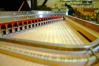 Tischspinett Maendler-Schramm, vorne: Laute Tischspinett Maendler-Schramm, vorne: Laute