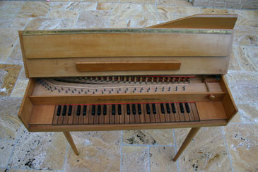 Kleinspinett Maendler-Schramm, spielfertig aufgeklappt Kleinspinett Maendler-Schramm, spielfertig aufgeklappt