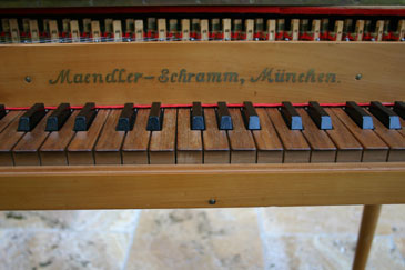 Kleinspinett Maendler-Schramm, Vorsatzbrett mit Signatur Kleinspinett Maendler-Schramm, Vorsatzbrett mit Signatur