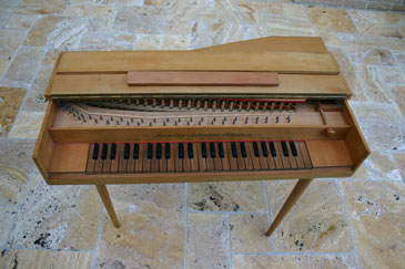 Kleinspinett Maendler-Schramm, vordere Deckelteile aufgeklappt Kleinspinett Maendler-Schramm, vordere Deckelteile aufgeklappt